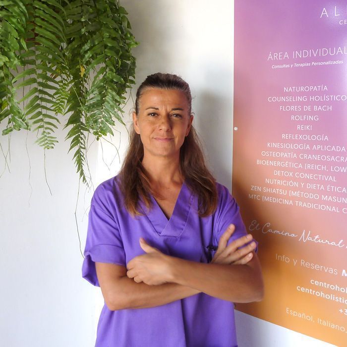 retrato de marta benincá en la puerta del centro holístico alborada